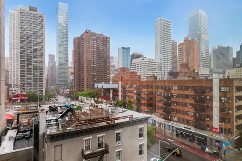 $699,000 | 301 East 61st Street, Unit 6C | Lenox Hill