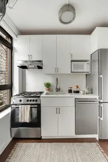 $825,000 | 2 Beekman Place, Unit 8D | Midtown East