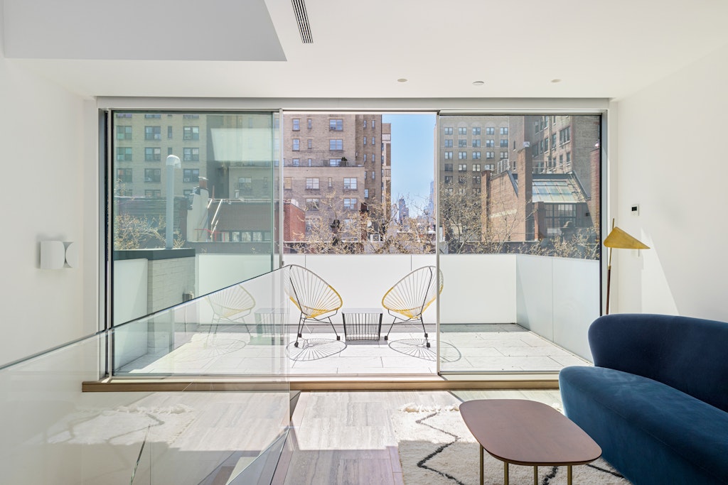 125 West 87th Street Manhattan, NY 10024 - Photo 20 of 27 a living room with a window and furniture