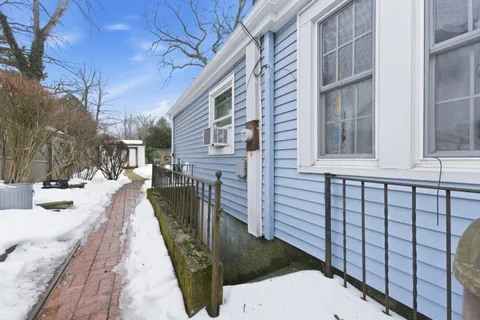 $400,000 | 20 Bristol Street, Huntington, NY 11743