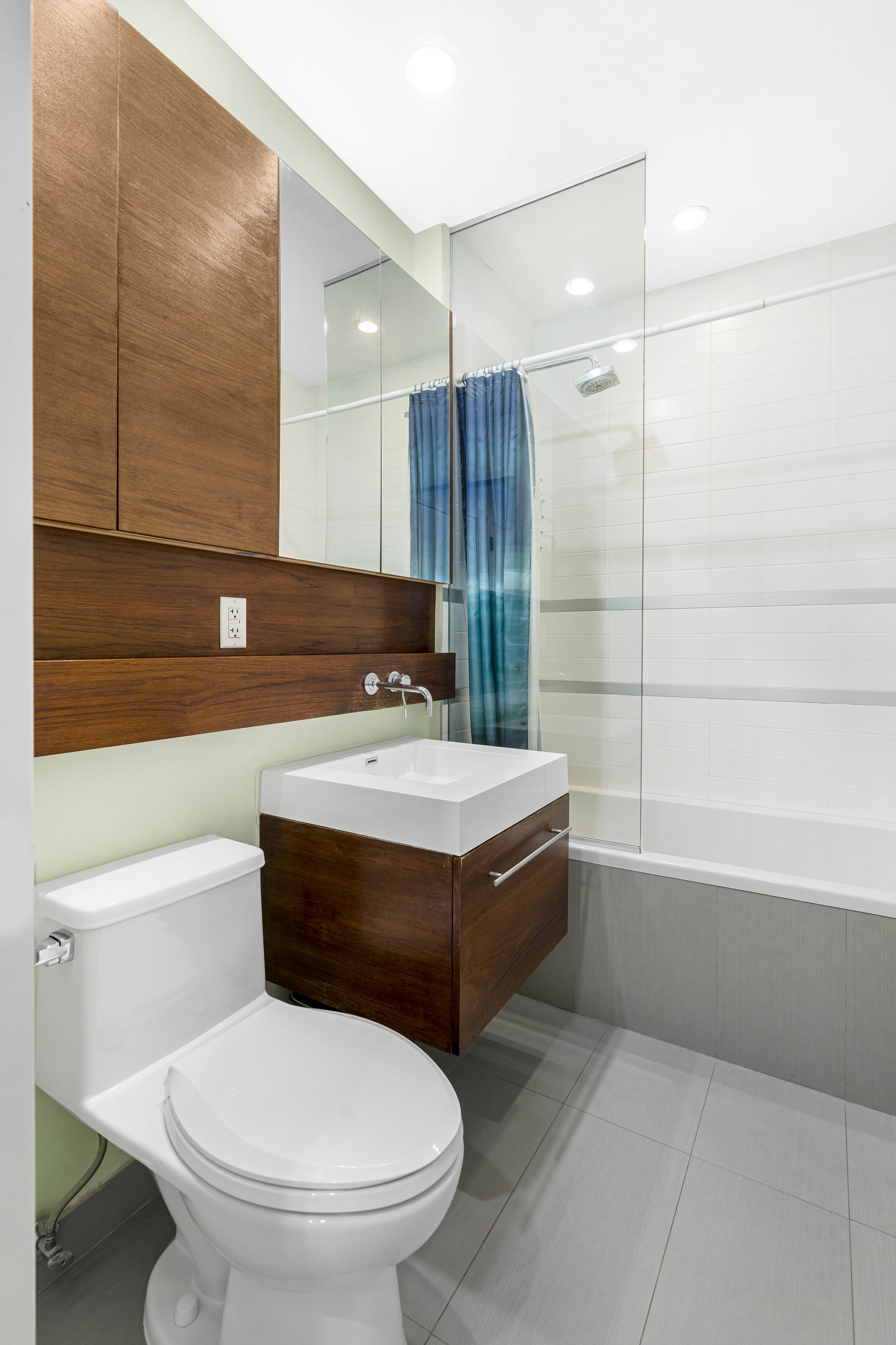 333 East 109th Street, Unit 2A Manhattan, NY 10029 - Photo 5 of 13 a bathroom with a sink a toilet and bathtub