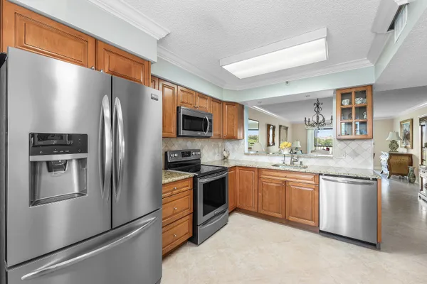 $215,000 | 7076 Huntington Lane, Unit 502, Delray Beach, FL 33446