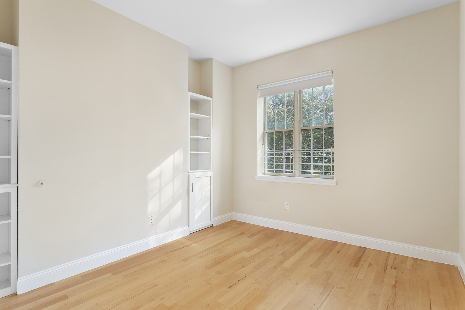 330 Bergen Street, Unit 4D Brooklyn, NY 11217 - Photo 7 of 9 an empty room with a window