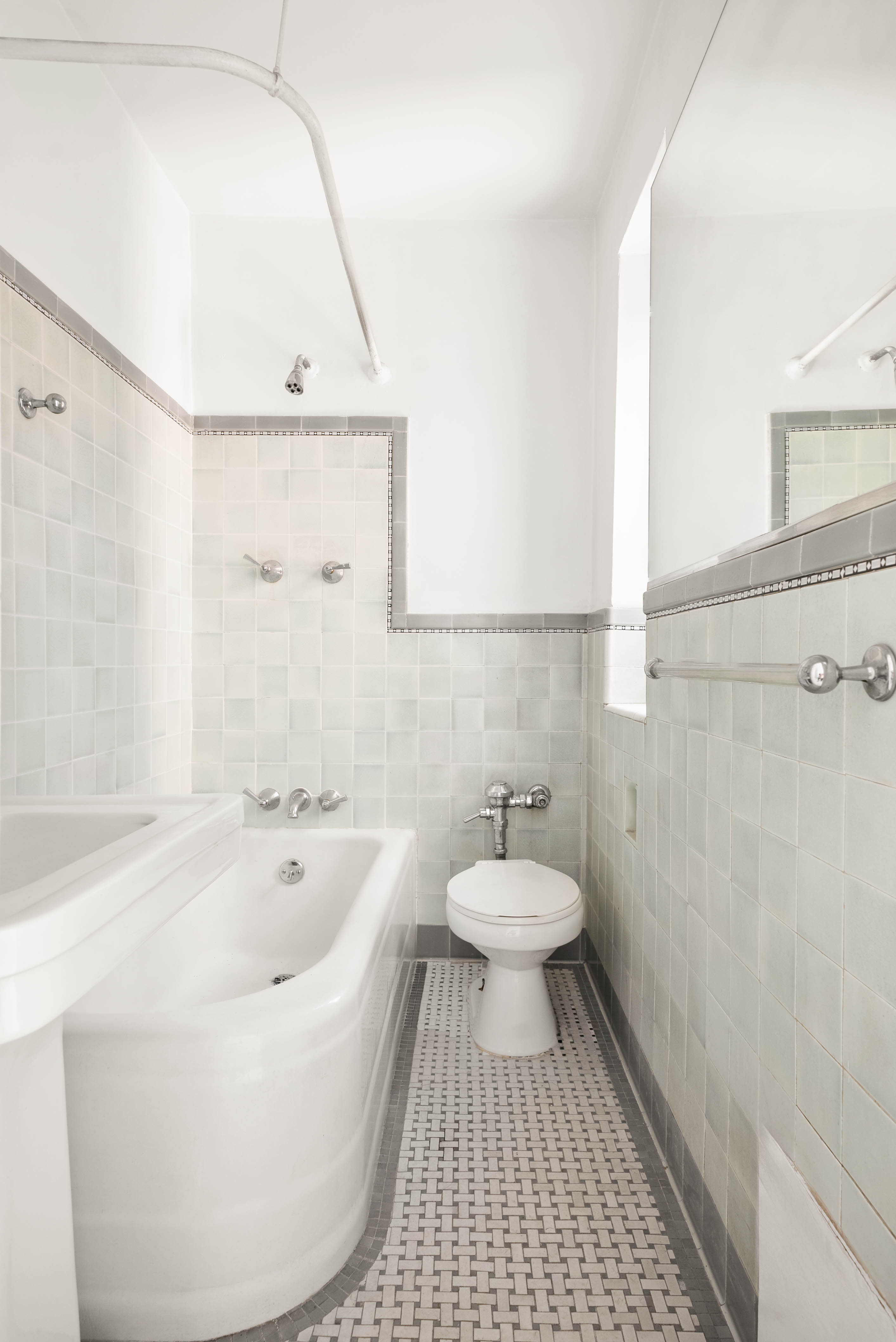 12 East 88th Street, Unit PH11/12B Manhattan, NY 10128 - Photo 8 of 22 a bathroom with a sink a toilet and a bathtub