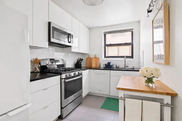 $5,995 | 165 Christopher Street, Unit 5Y | West Village