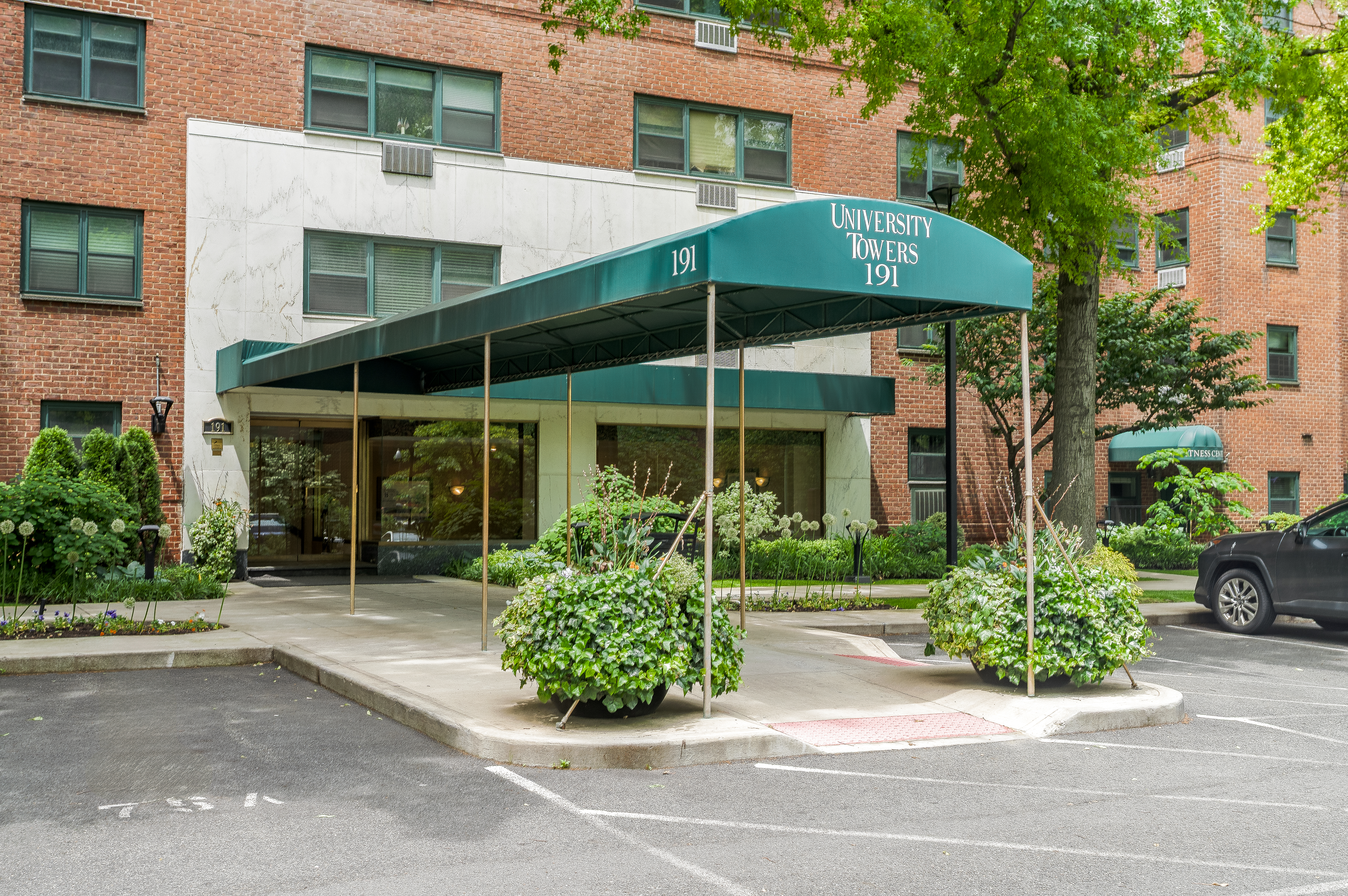 191 Willoughby Street, Unit 12J Brooklyn, NY 11201 - Photo 18 of 19 front view of a house with a garden