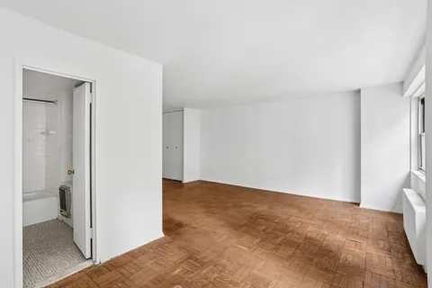 $495,000 | 330 East 49th Street, Unit 7M | Midtown East