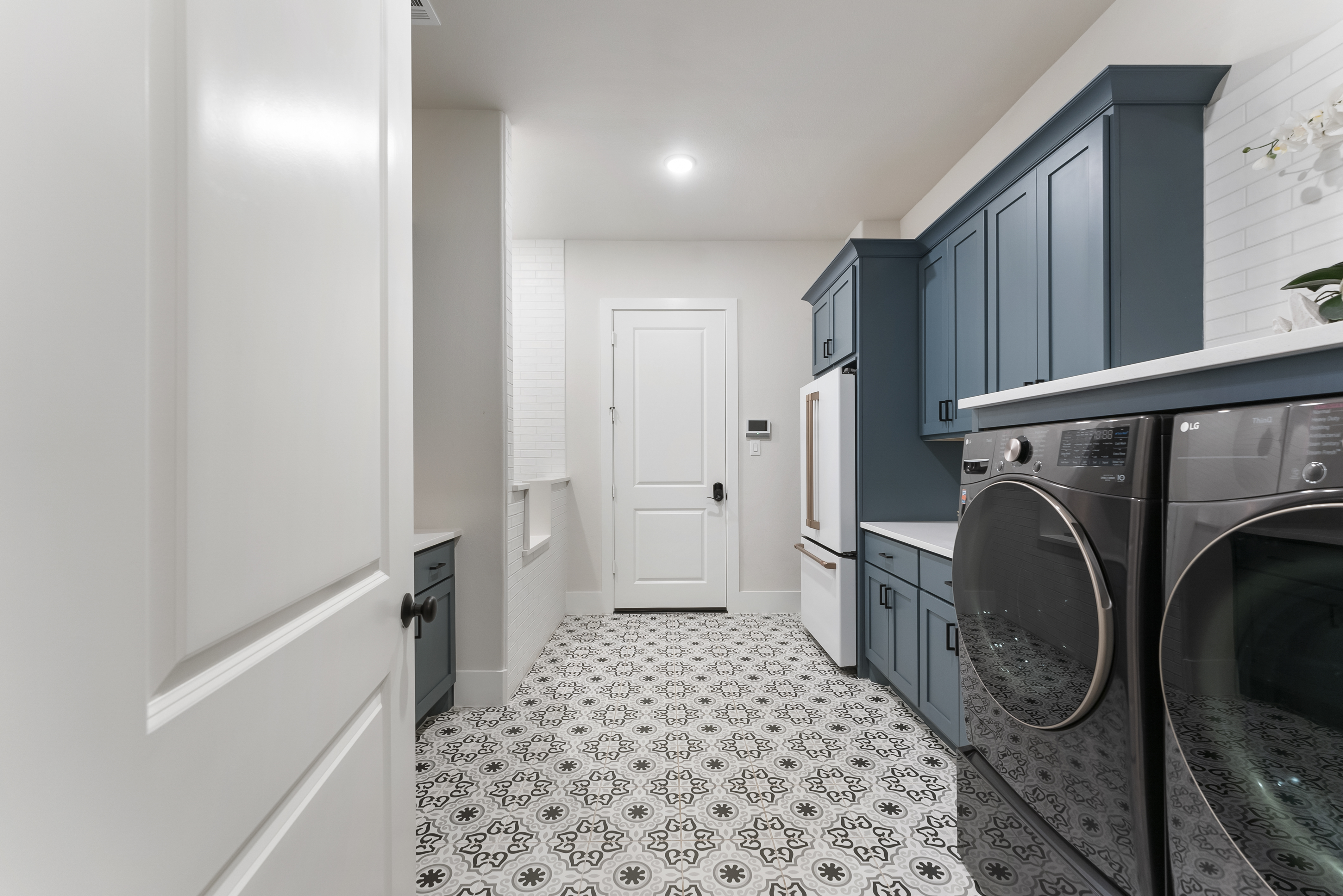 2118 Bennet Court Conroe, TX 77384 - Photo 35 of 70 a bathroom with a sink a washer and dryer