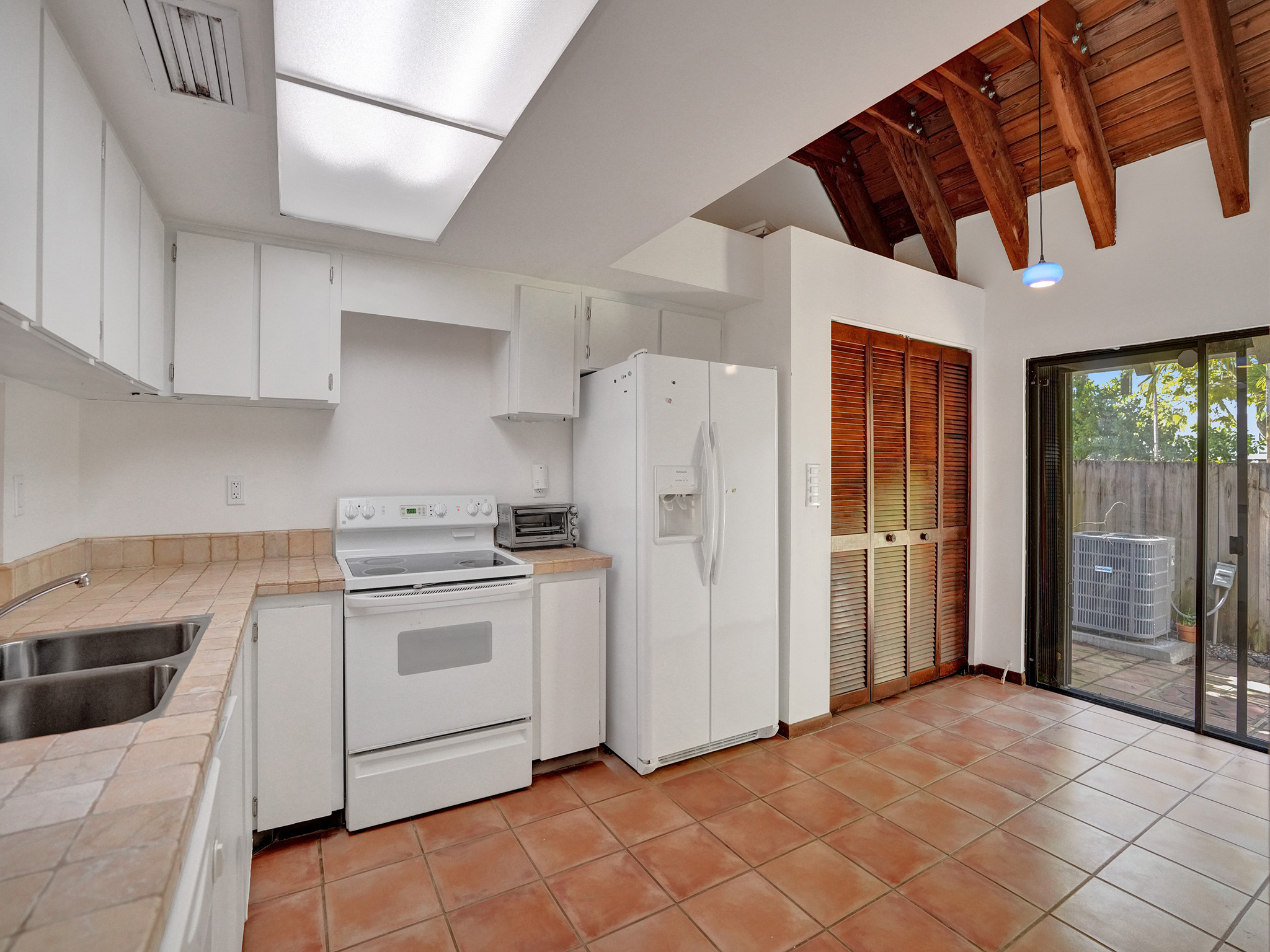 4863 Southwest 71st Place Miami, FL 33155 - Photo 12 of 54
