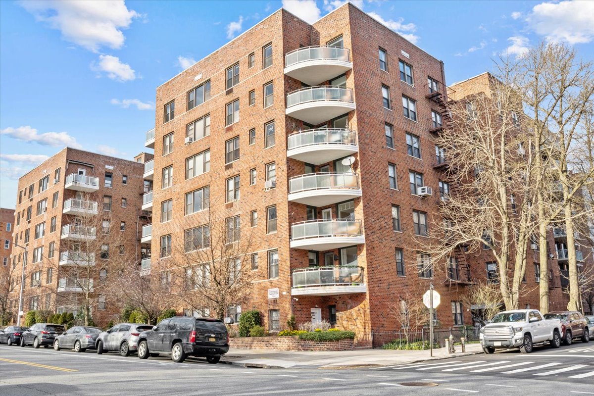 9511 Shore Road, Unit 604 Brooklyn, NY 11209 - Photo 2 of 29 Gallery Image 2