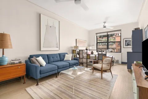 $400,000 | 104 East 37th Street, Unit 5D | Murray Hill