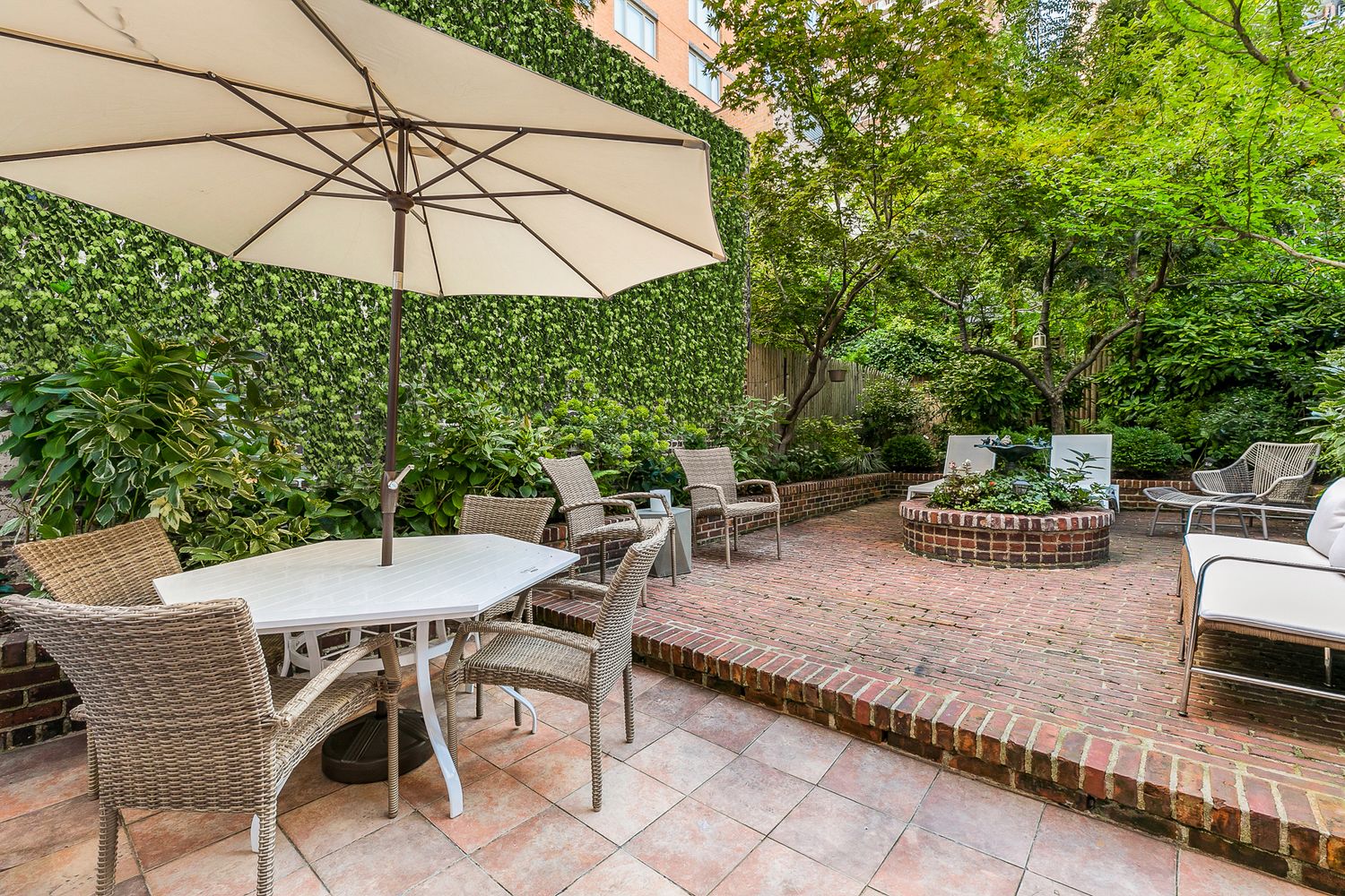209 East 61st Street Manhattan, NY 10065 - Photo 5 of 27 a table and chairs in the patio