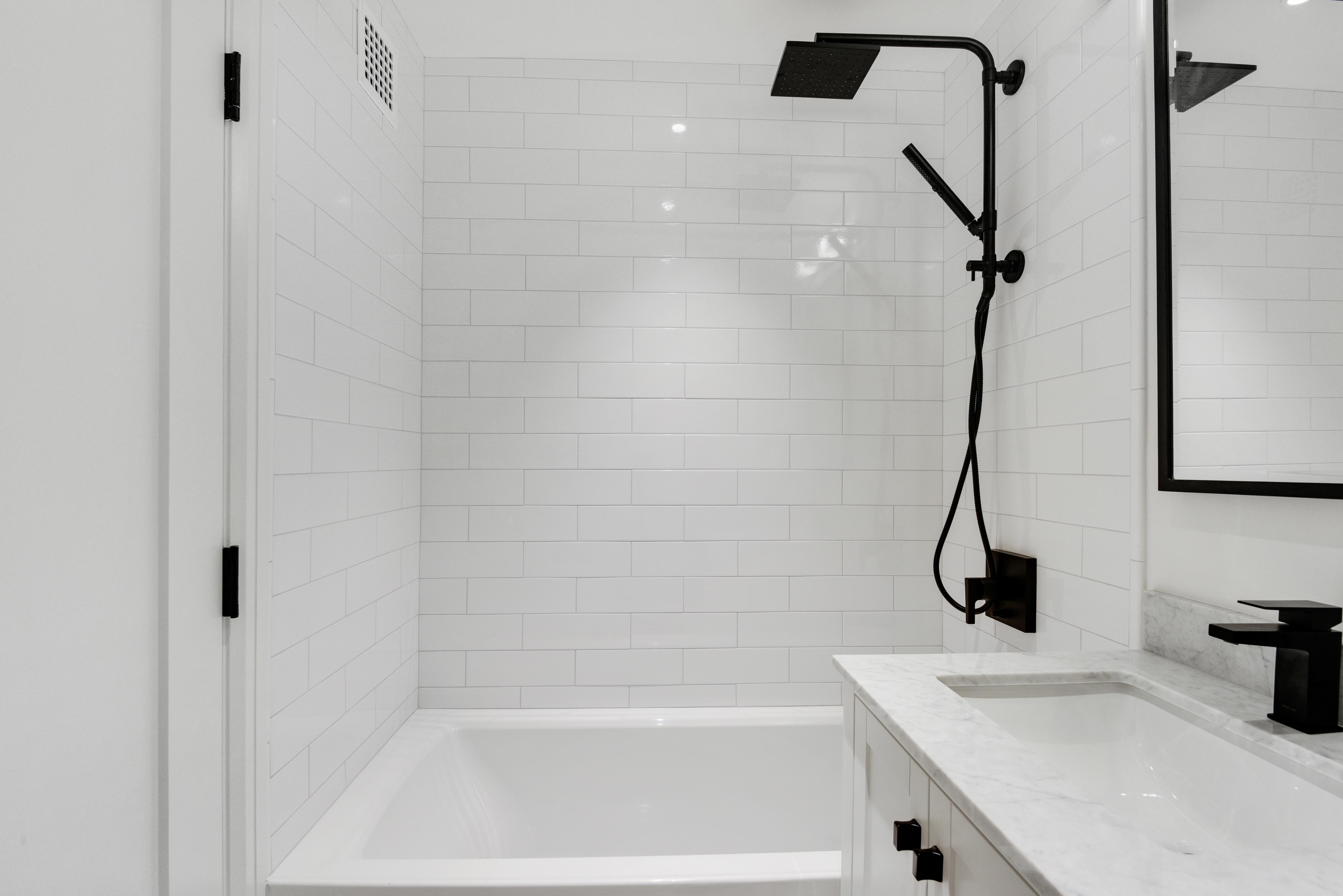 185 West End Avenue, Unit 26J Manhattan, NY 10023 - Photo 9 of 18 a bathroom with a bathtub