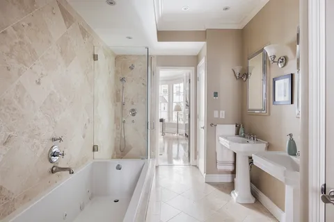 $6,895,000 | 244 East 62nd Street | Lenox Hill