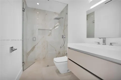 $6,350,000 | 5630 Pine Tree Drive, Miami Beach, FL 33140