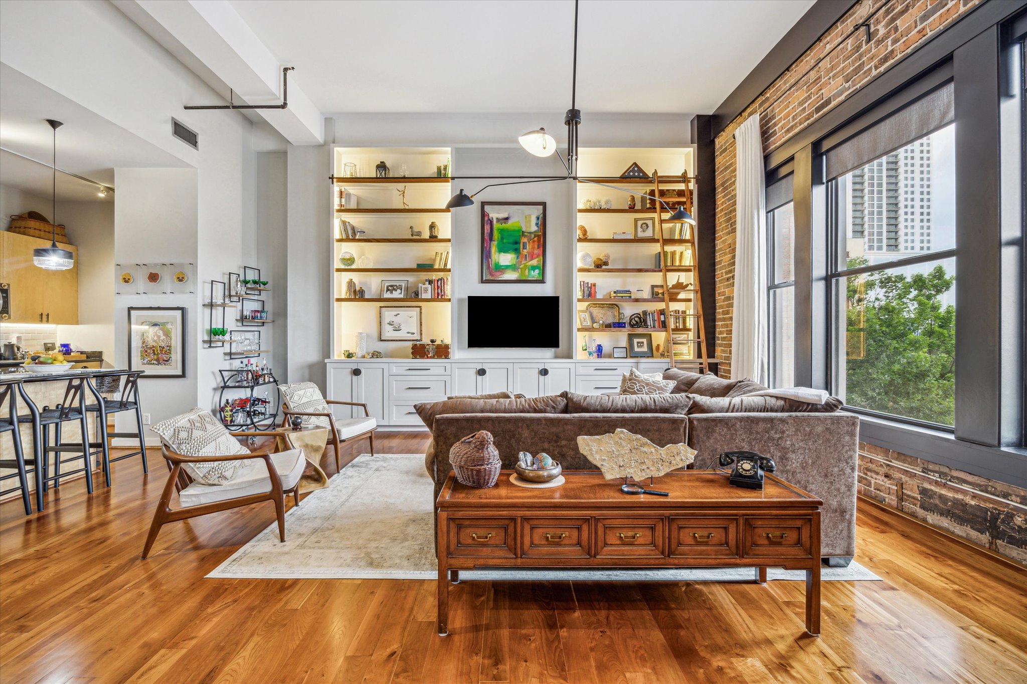915 Franklin Street, Unit 2L 2L Houston, TX 77002 - Photo 3 of 11 a living room with fireplace furniture and a flat screen tv