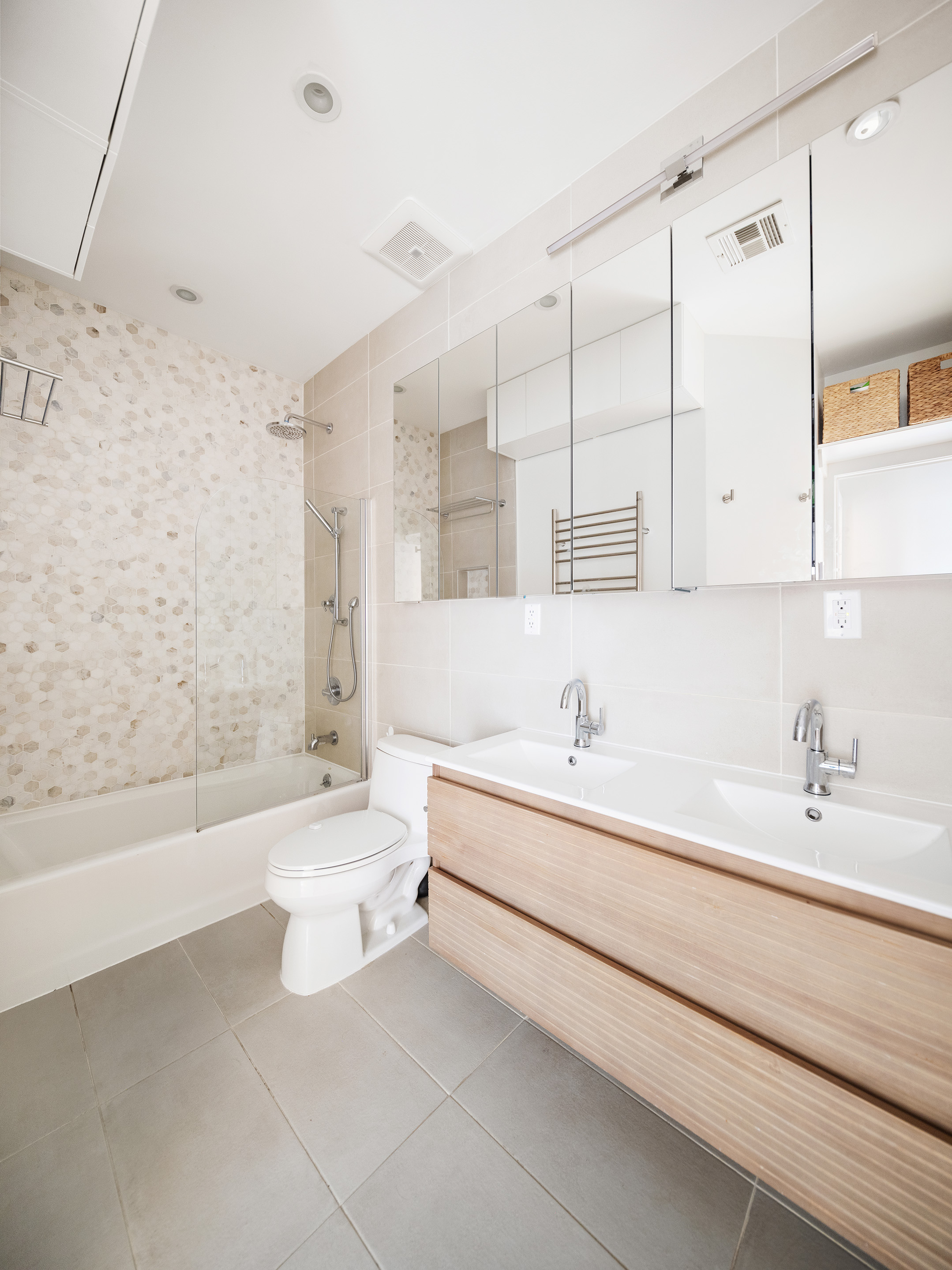 149 Conselyea Street, Unit 4B Brooklyn, NY 11211 - Photo 5 of 10 a bathroom with a bathtub and a sink