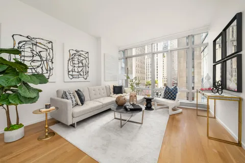 $1,088,000 | 18 West 48th Street, Unit 4F | Midtown Central