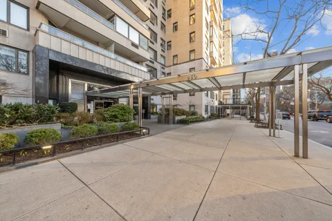 $4,650,000 | 860 5th Avenue, Unit 18A | Lenox Hill