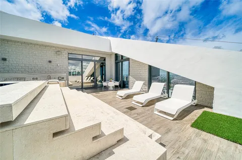 $5,799,900 | 88 Southwest 7th Street, Unit PH4303, Miami, FL 33130