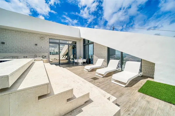 $5,799,900 | 88 Southwest 7th Street, Unit PH4303, Miami, FL 33130