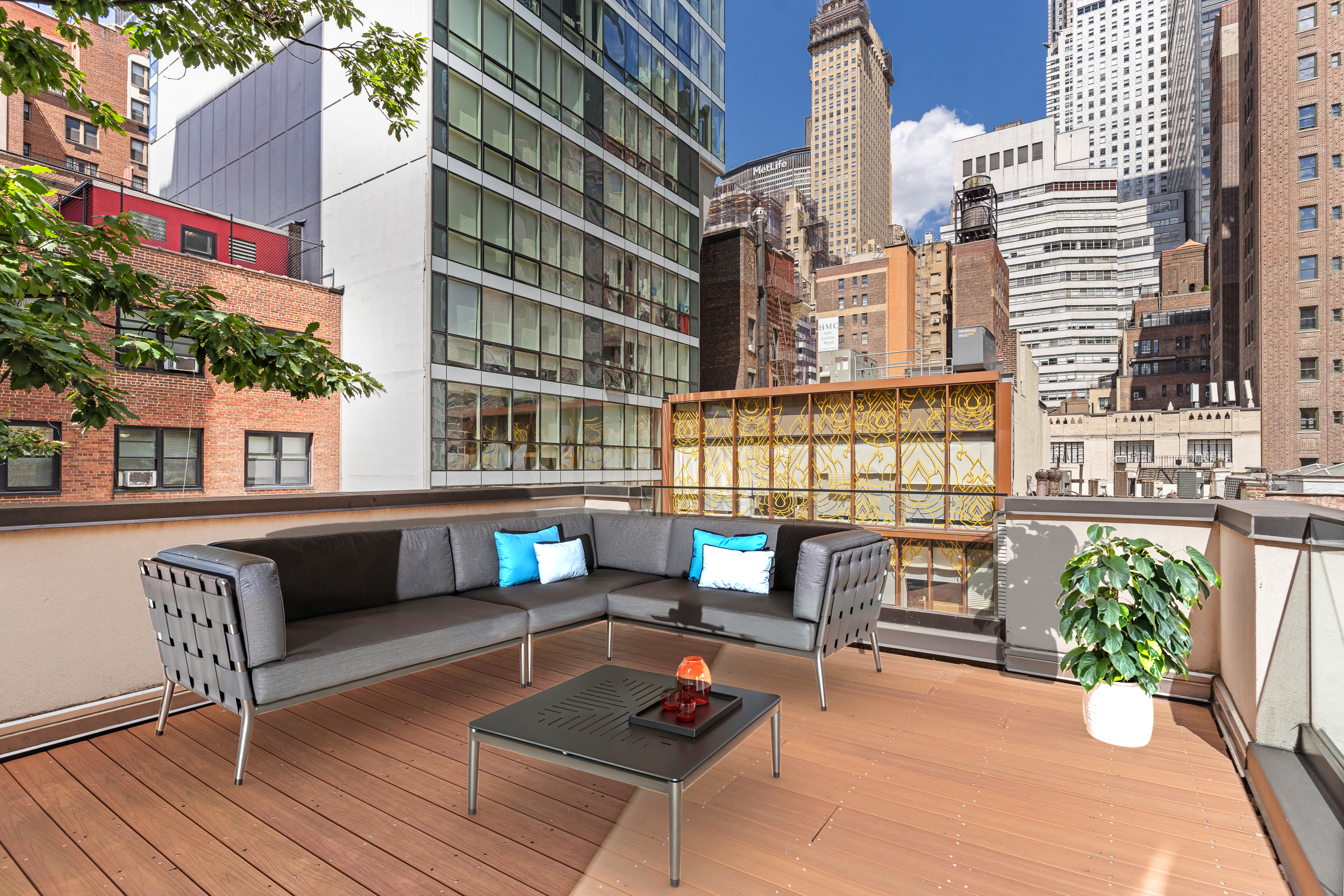 135 East 38th Street Manhattan, NY 10016 - Photo 27 of 32 a building outdoor space with patio furniture