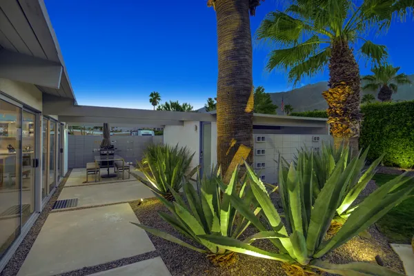 $1,075,000 | 406 East Desert Holly Circle, Palm Springs, CA 92262