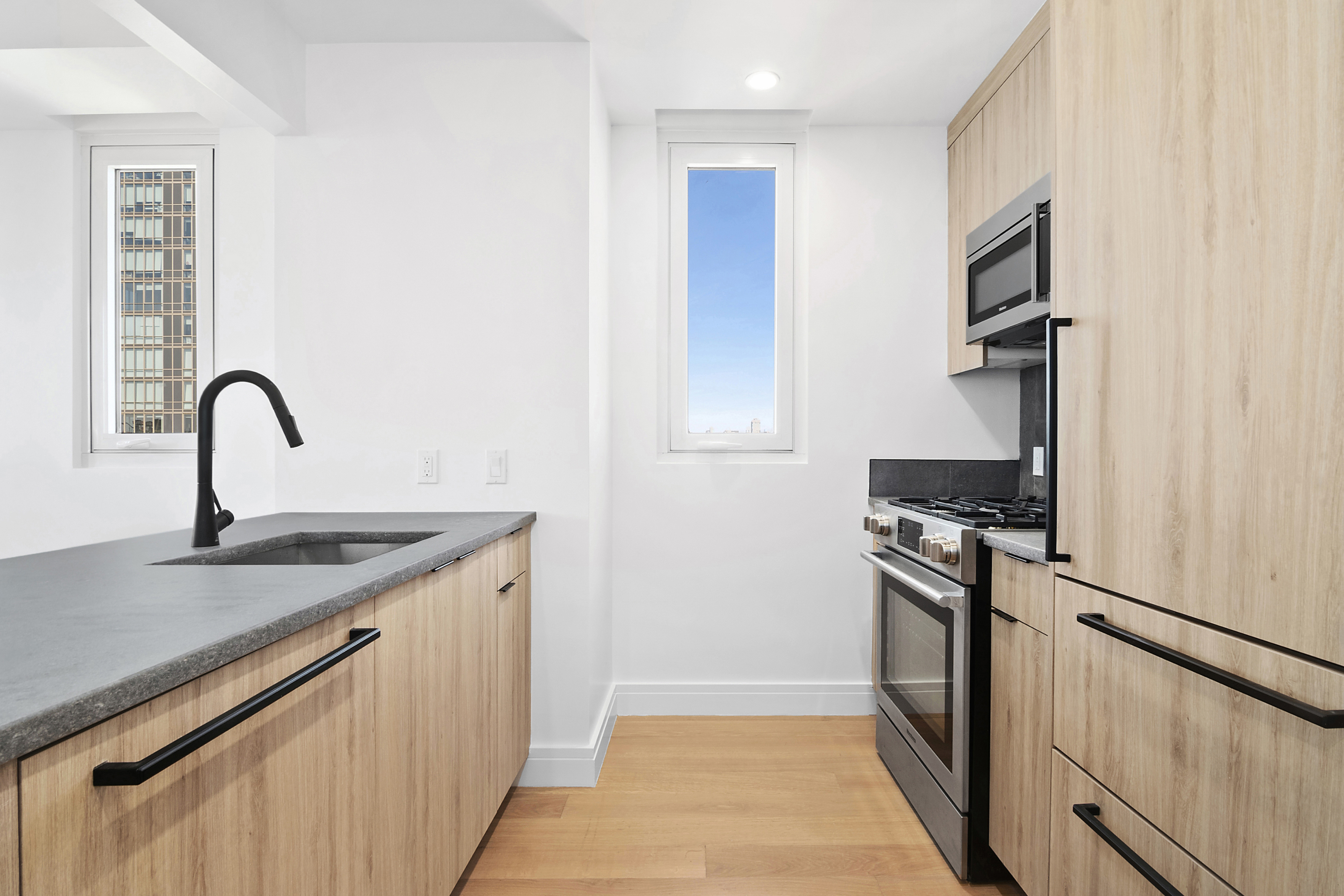 24-16 Queens Plaza South, Unit PHE Queens, NY 11101 - Photo 3 of 6