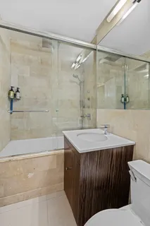 $925,000 | 301 East 62nd Street, Unit 2B | Lenox Hill