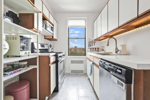 $745,000 | 100 Ocean Parkway, Unit 6K | Windsor Terrace
