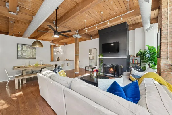 $395,000 | 2804 North Lakewood Avenue, Unit 103, Chicago, IL 60657