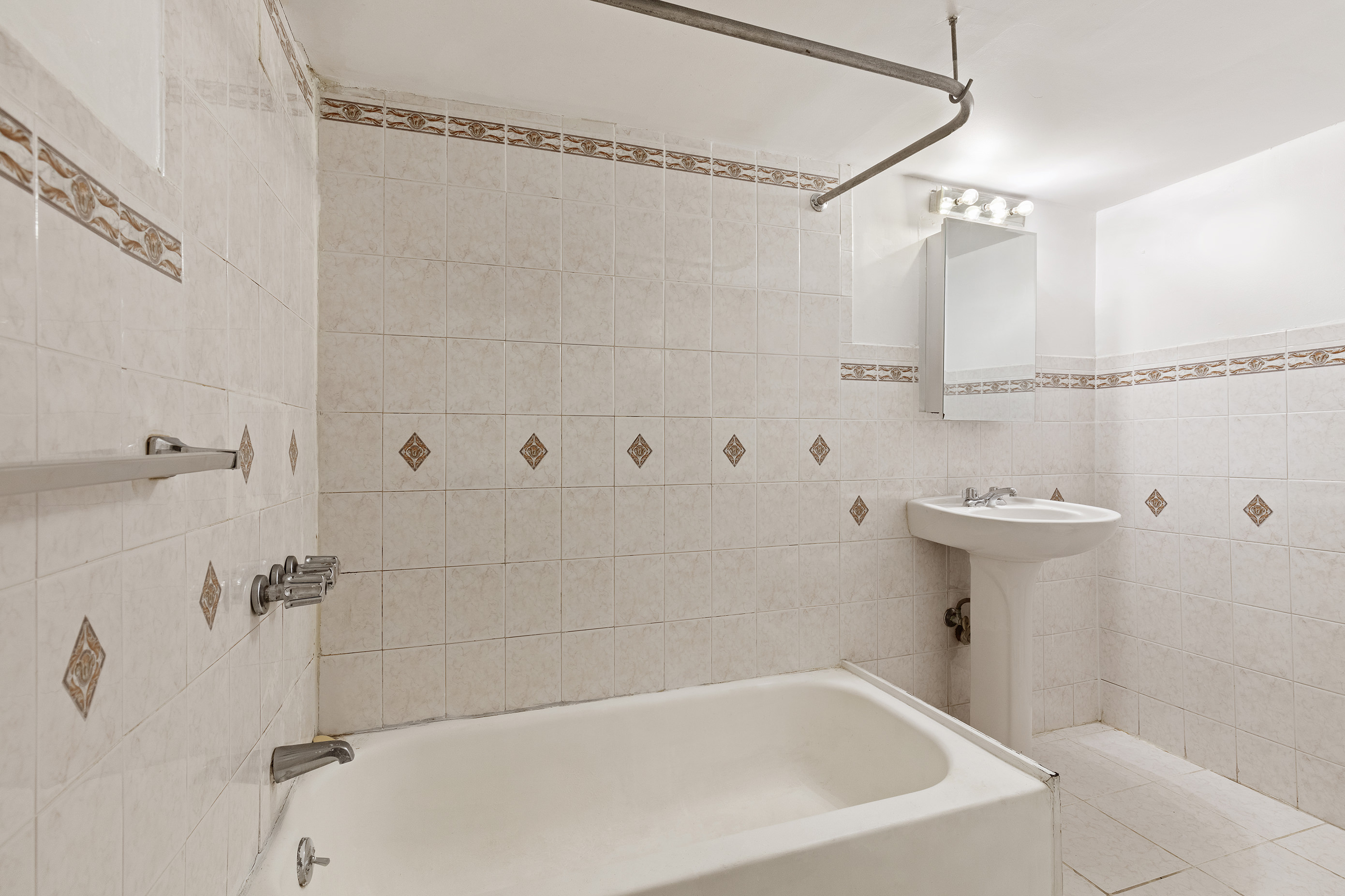 318 21st Street Brooklyn, NY 11215 - Photo 12 of 14 a bathroom with a white bath tub