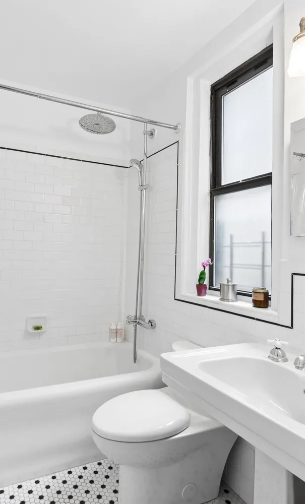 $899,000 | 41 West 72nd Street, Unit 15E | Upper West Side