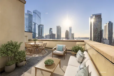 $2,750,000 | 347 West 39th Street, Unit PHNE | Hudson Yards