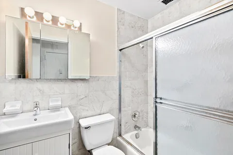 $3,300 | 325 West 51st Street, Unit 5C | Hell's Kitchen