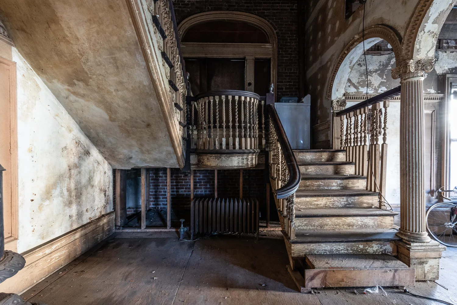 a view of entryway with a front door