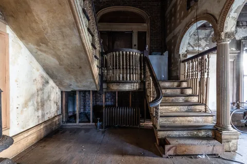a view of entryway with a front door