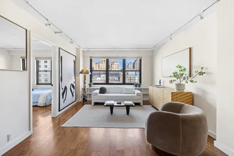 $945,000 | 315 East 65th Street, Unit 8A | Lenox Hill