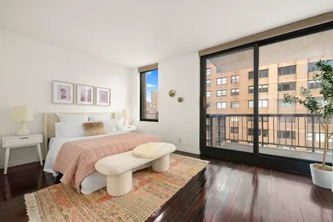 $925,000 | 52 East End Avenue, Unit 12B | Upper East Side
