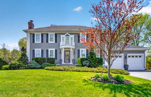 $1,265,000 | 2 Heritage Lane, Saugus, MA 01906