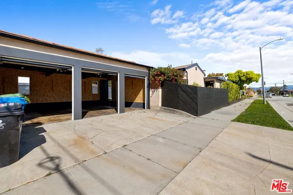 $1,078,000 | 2400 West 74th Street, Los Angeles, CA 90043