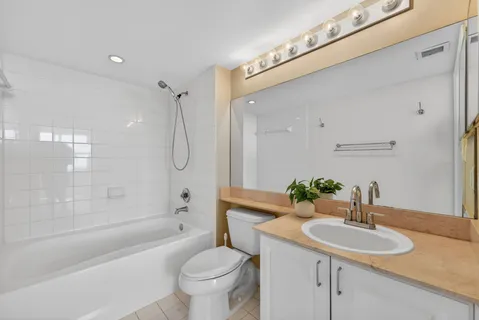 $1,200,000 | 90 Alton Road, Unit 1810, Miami Beach, FL 33139