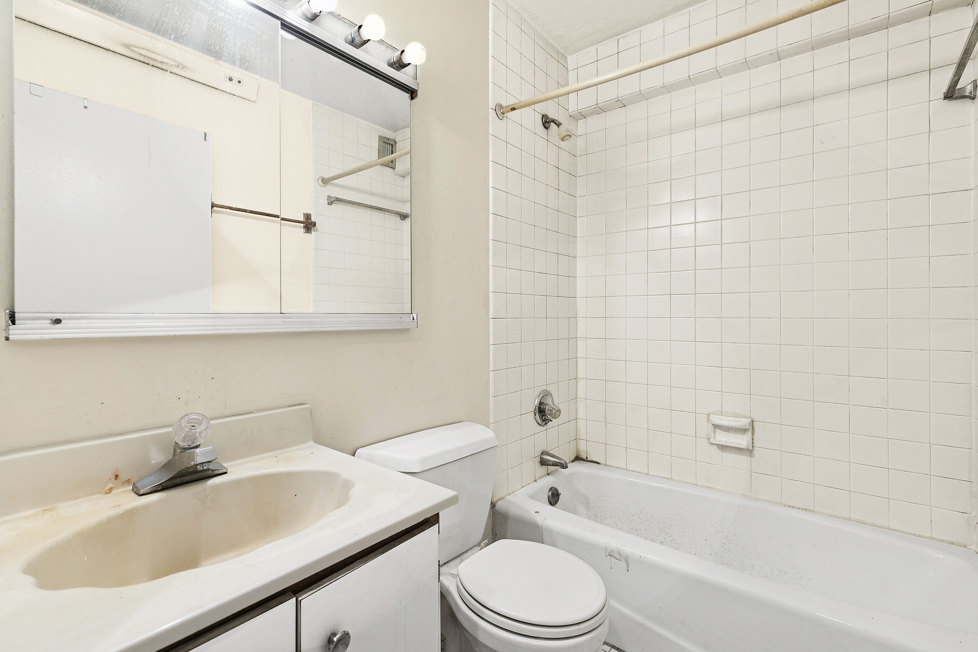 301 East 45th Street, Unit 8A Manhattan, NY 10017 - Photo 4 of 11 a bathroom with a sink a toilet and bathtub