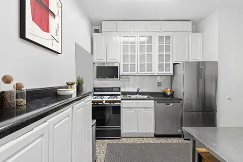 $610,000 | 401 East 74th Street, Unit 1A | Lenox Hill