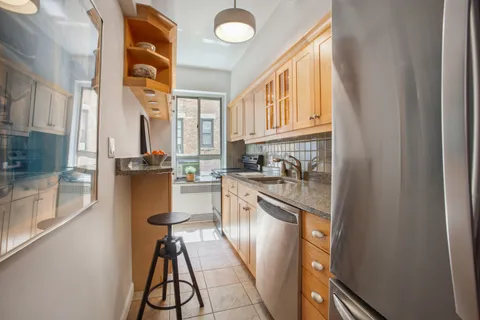 $769,500 | 411 West End Avenue, Unit 9C | Upper West Side