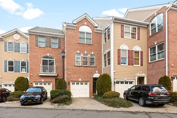 $8,000 | 436 Albany Court, West New York, NJ 07093