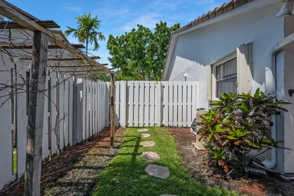 $5,900 | 9600 Northwest 18th Street, Plantation, FL 33322