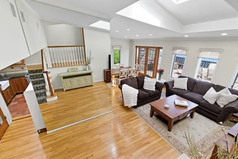 $950,000 | 17 Willben Lane, Plainview, NY 11803