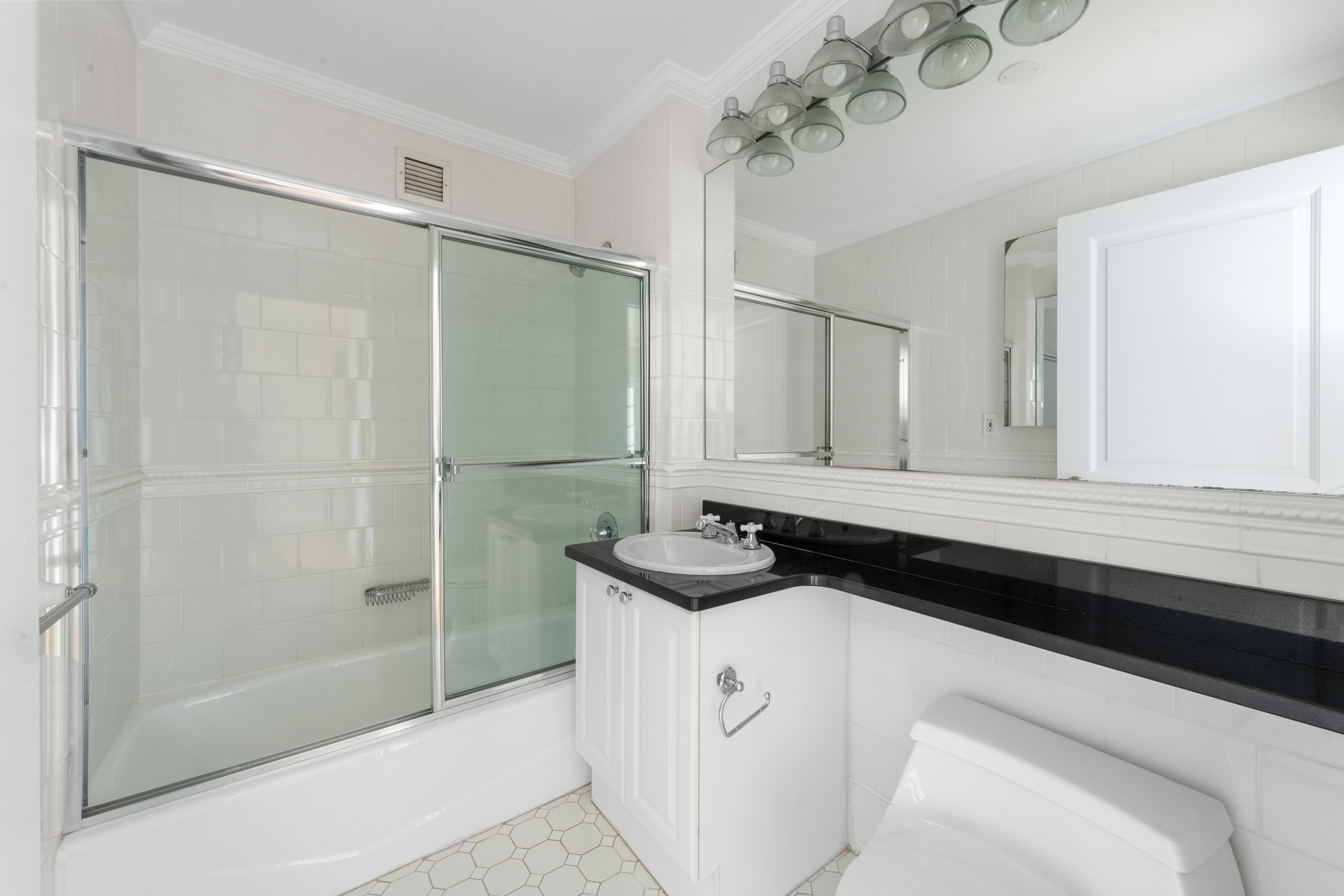 404 East 76th Street, Unit 14D Manhattan, NY 10021 - Photo 10 of 14