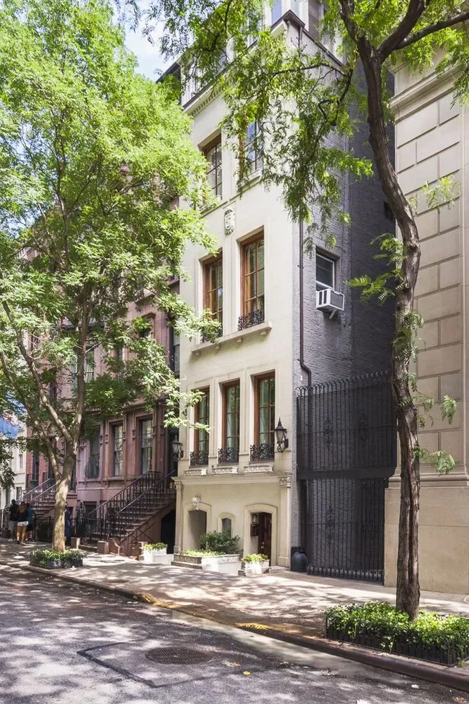 a view of house with a street